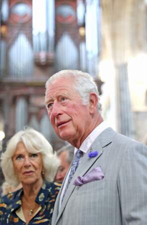 Le prince Charles, aux côtés de Camilla Parker Bowles, visite la cathédrale d'Exeter sans masque, le 19 juillet 2021