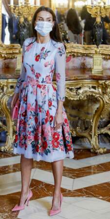 Letizia d'Espagne en robe courte fleurie Carolina Herrer à Madrid, le 2 juillet 2021.