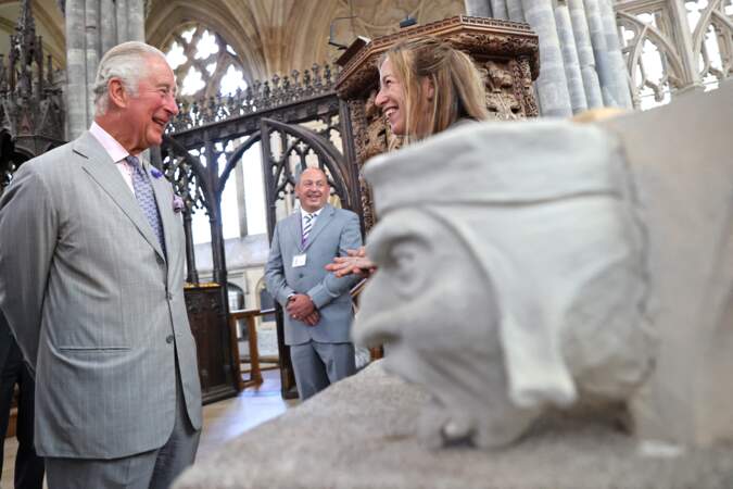 Le prince Charles très décontracté pour découvrir le projet de restauration de la cathédrale d'Exeter, dans le Devon, le 19 juillet 2021