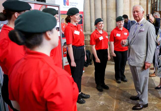 Le prince Charles a pu rencontrer des groupes communautaires travaillant sur la recherche pour lutter contre le réchauffement climatique, dans la cathédrale d'Exeter, le 19 juillet 2021