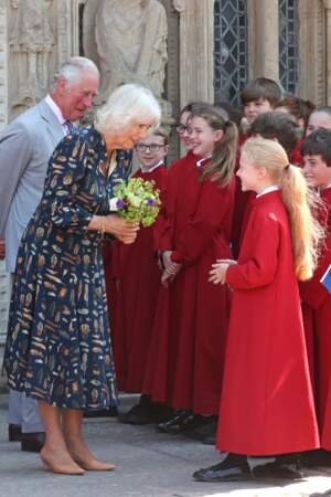 La distanciation sociale étant levée, le prince de Galles et la duchesse de Cornouailles ont pu profiter d’un bain de foule devant la cathédrale d'Exeter, dans le Devon, le 19 juillet 2021