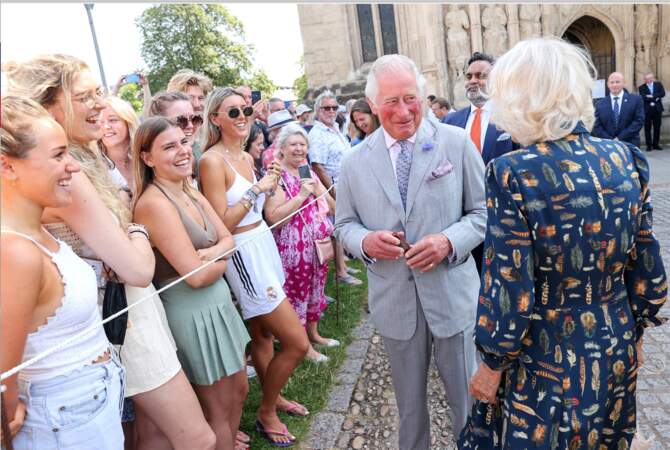 Le prince Charles et son épouse Camilla Parker Bowles décontractés et branchés pour saluer la foule sur le parvis de la cathédrale d'Exeter, dans le Devon, le 19 juillet 2021