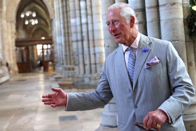 À l'occasion de ce premier jour de liberté, le prince Charles a fait tombé le masque pour visiter la cathédrale d'Exeter, dans le Devon, le 19 juillet 2021