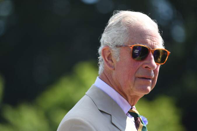 Il semblerait que les lunettes de soleil soit l'accessoire préféré du prince Charles comme en témoigne son look lors de la visite des stands du "Great Yorkshire Show", à Harrogate, le 15 juillet 2021