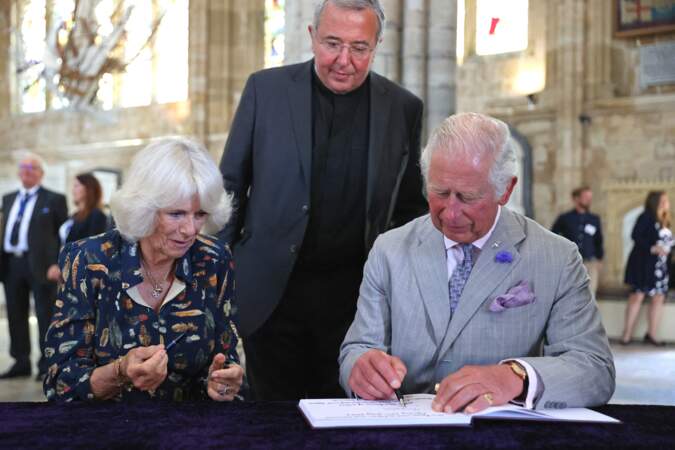 Le prince Charles et son épouse Camilla Parker Bowles, la duchesse de Cornouailles visitent la cathédrale d'Exeter à Devon, le 19 juillet 2021
