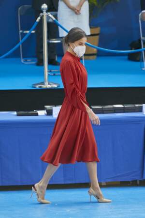 Letizia d'Espagne en robe rouge midi Salvatore Ferragamo à Madrid, le 24 juin 2021.