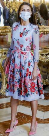 Letizia d'Espagne en robe fleurie courte Carolina Herrera, le 2 juillet 2021.