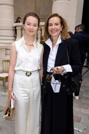 Alexandra de Hanovre en total look Chanel avec sa mère Caroline de Monaco au défilé Chanel, le 6 juillet 2021. 