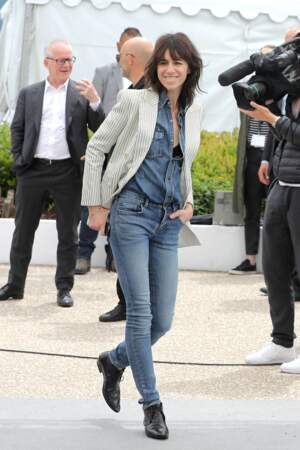  Charlotte Gainsbourg en 2019 : la chanteuse en total look jean et bottines au festival de Cannes
