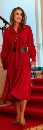 Rania de Jordanie mise sur une robe longue rouge qu'elle resserre à la taille d'une large ceinture