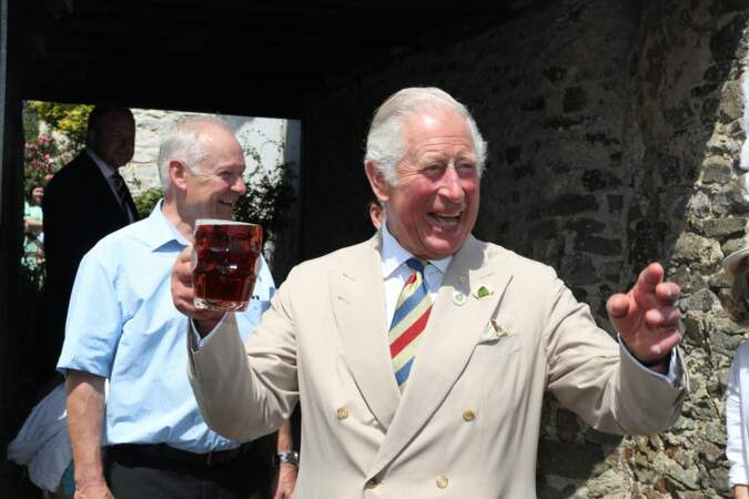 Le prince Charles décontracté s'affiche avec une pinte de bière à la main lors de son passage dans un pub, à Iddesleigh, ce 21 juillet 2021.