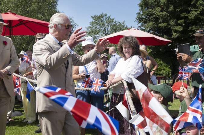 Malgré les dernières annonces de son fils Harry, le prince Charles est apparu très détendu auprès des habitants de Bideford, ce 21 juillet 2021.