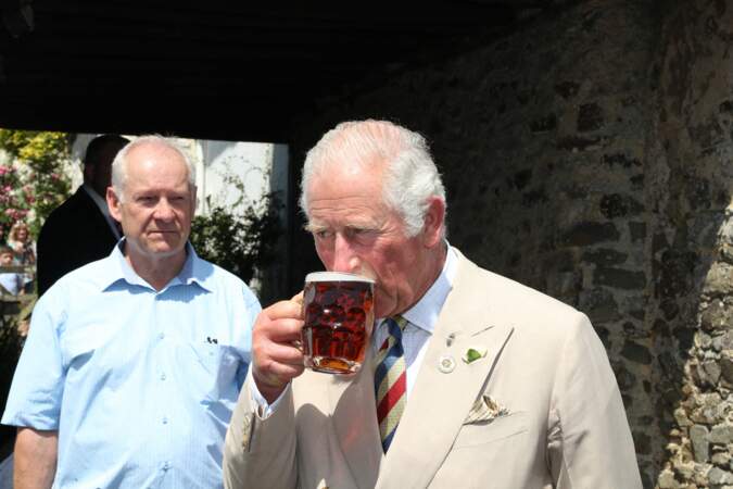 Loin du tumulte, causé par l'annonce de la prochaine publication des mémoires de son fils Harry, le prince Charles prend du bon temps dans un pub d'Iddesleigh, ce 21 juillet 2021.