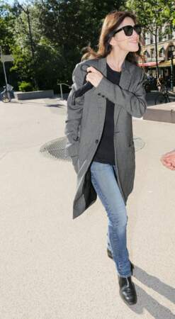 Charlotte Gainsbourg en 2021 : La fille de Jane Birkin casual en manteau long et denim 