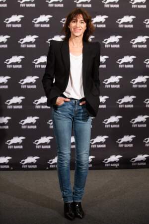 Charlotte Gainsbourg en 2019 : naturelle et sans artifices, elle mise sur ses basiques : un denim près du corps, un blazer à épaulettes noir et un t-shirt blanc