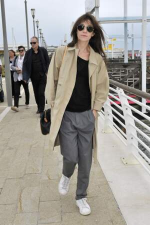 Charlotte Gainsbourg en 2014 : Casual, elle aime porter le trench avec des sneakers et des pantalons droits
