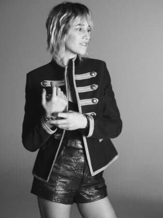Charlotte Gainsbourg en noir et blanc pose pour la campagne de Saint Laurent