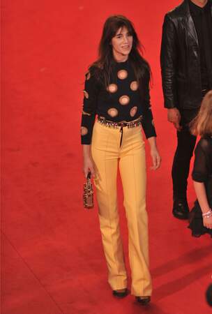 Charlotte Gainsbourg en 2014 : l'actrice ose le pantalon droit jaune et le pull à imprimés rétro 