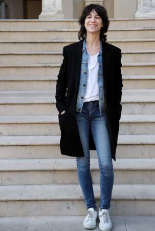 Charlotte Gainsbourg en 2017 : la fille de Serge Gainsbourg mise régulièrement sur ses intemporels : chemise en jean, denim près du corps, manteau long et t-shirt blanc