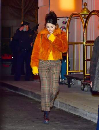 Selena Gomez en 2021 : elle mise sur une veste courte en fausse fourrure orange 