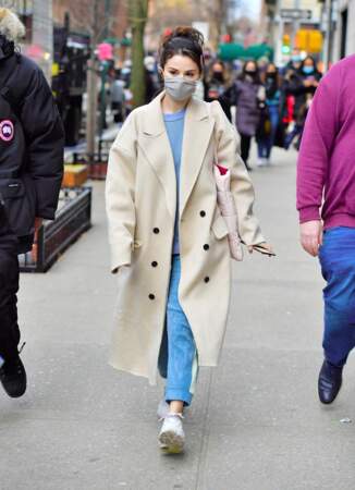 Selena Gomez en 2021 : elle ose le manteau long beige associé à son intemporel préféré le jean 