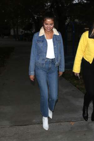 Selena Gomez en 2017 : stylée en total look denim avec un tee-shirt blanc, une veste en jean, un jean taille haute et des bottines blanches