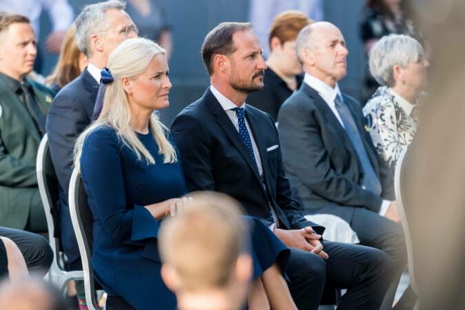 Dix ans ont passé après les attentats d'Oslo mais l'émotion peut se lire sur les visages du prince Haakon de Norvège et de son épouse Mette-Marit lors de la cérémonie d'hommage, ce 22 juillet 2021