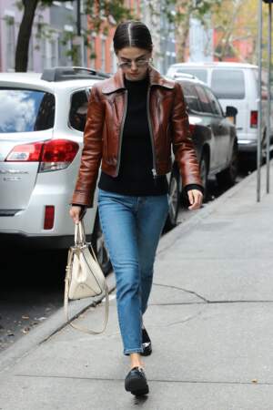 Selena Gomez en 2017 : Stylée en veste en cuir marron, jean bleu, mocassins et lunettes de soleil 