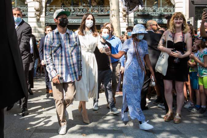 Pour cette séance shopping, Angelina Jolie a misé sur une longue robe en coton blanc de la collection croisière Dior, à Paris, ce jeudi 22 juillet 2021