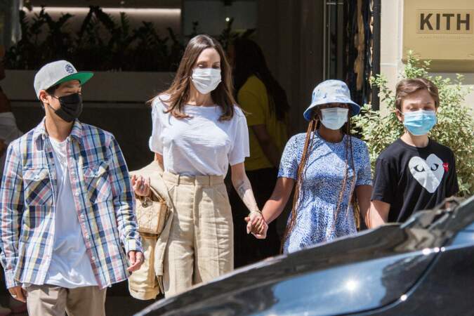 Après s'être restaurés au KITH, Angelina Jolie et ses enfants Zahara, Pax Thien et Knox Leon Jolie-Pitt ont pris la direction de l'Avenue des Champs Elysée pour se rendre à la boutique Guerlain, à Paris, ce jeudi 22 juillet 2021