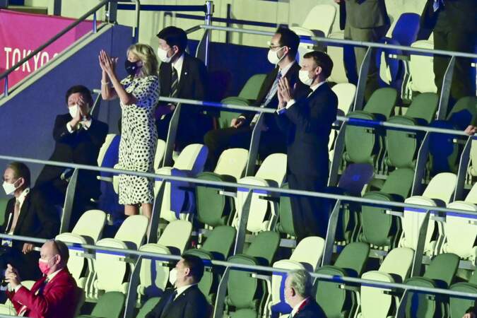 Emmanuel Macron et Jill Biden en train d'applaudir pendant la cérémonie d'ouverture des Jeux Olympiques de Tokyo 2020, le 23 juillet