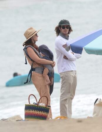 Passionnés de surf, Leighton Meester et son mari Adam Brody ne manquent pas une occasion de se défouler sur la plage de Malibu, sans oublier d'emmener avec eux leur petit garçon né en septembre 2020