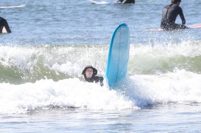 Leighton Meester cherche à apprivoiser les vagues à Malibu lors d'une sortie en solo pour faire du surf, le 24 mars 2021.