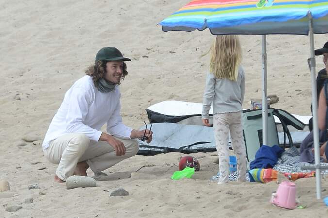 Le 24 avril 2021, Adam Brody n'a pas hésité à profiter d'une belle journée sur la plage de Malibu, pour une séance de surf et de farniente sur le sable chaud avec sa fille Arlo, 5 ans