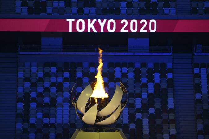 Emmanuel Macron a admiré la flamme des JO s'allumer lors de la cérémonie d'ouverture des Jeux Olympiques de Tokyo 2020, le 23 juillet