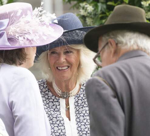 Venue seule au King George Diamond Weekend, la duchesse de Cornouailles en profite pour discuter avec les invités.