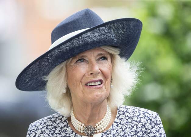 Radieuse, la duchesse de Cornouailles porte un sublime chapeau bleu marine assorti à sa robe fleurie au King George Diamond Weekend.