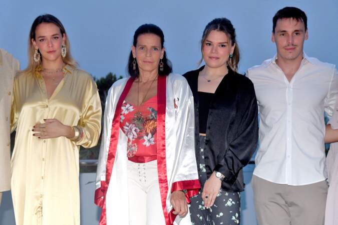 La princesse Stéphanie de Monaco avec Pauline Ducruet, Camille Gottlieb et Louis Ducruet au gala de Fight Aids Monaco, le 24 juillet
