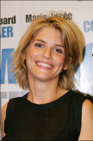 Alice Taglioni en 2004, cheveux blonds ébouriffés et large sourire.