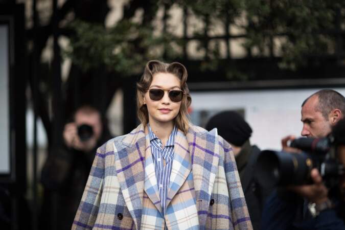 Gigi Hadid opte pour le manteau à carreaux couleur lilas au défilé Miu Miu Automne/Hiver