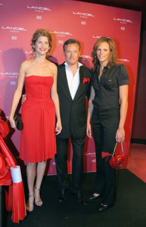 Alice Taglioni en 2009 : robe rouge. bustier, chignon et bouche rouge