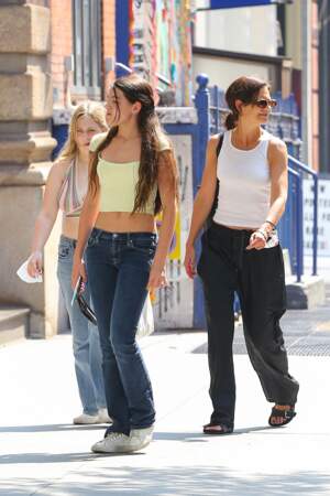 Adolescente toujours bien lookée, Suri Cruise dévoile sa silhouette fine en jean taille basse dans les rues de New York, le 27 juillet 2021