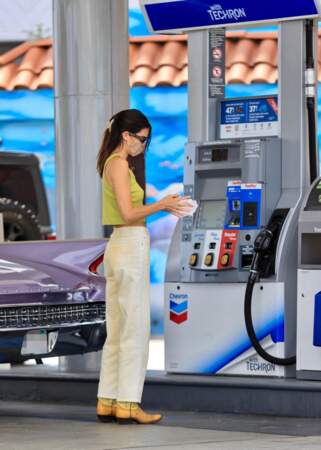 Kendall Jenner est allée mettre de l'essence dans sa voiture à Malibu en paire de bottines Western