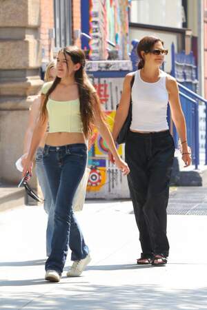 Fusionnelles, Katie Holmes et sa fille Suri Cruise, se ressemblent et accordent leur look dans les rues de New York le 27 juillet 2021