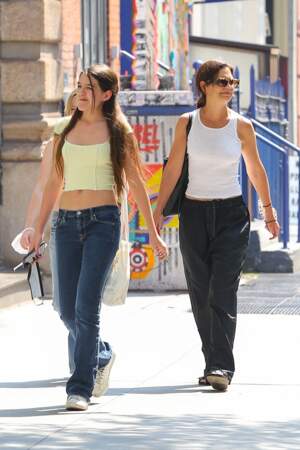 Katie Holmes et sa fille Suri Cruise se baladent dans les rues de New York, le 27 juillet 2021