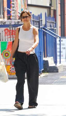 Katie Holmes opte pour la tendance des sandales Birkenstock dans les rues de New York, le 27 juillet 2021