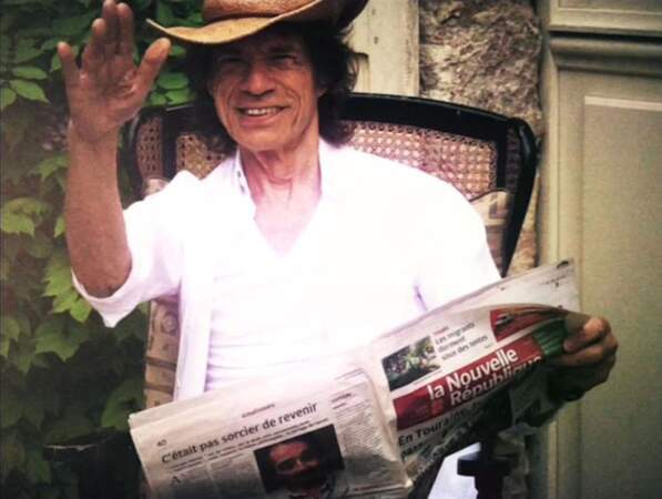 Mick Jagger en train de lire le journal local "La Nouvelle République" dans son château de Fourchette 