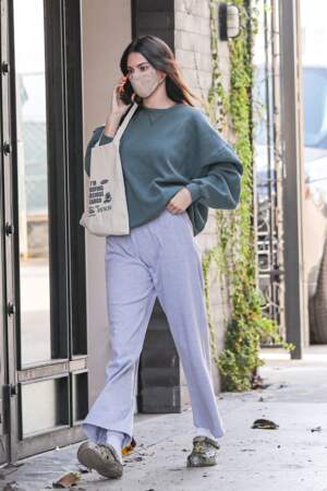  Kendall Jenner sait aussi être streetwear en jogging fluide, sweat court et crocs à motifs
