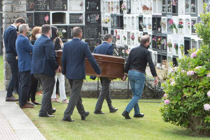 Le cercueil de Menchu Alvarez pour les derniers adieux,  au cimetière de Ribadesella, le 28 juillet 2021
