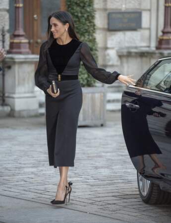 Meghan Markle éblouissante en robe sexy Givenchy, transparente et fendue au milieu des jambes. Le tout signé par sa paire de talons préférée, les Aquazurra noires